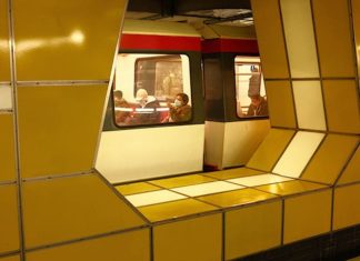 Hamburger Sozialbehörde veröffentlicht Corona-Studie Corona in Hamburg: Menschen sitzen mit Maske in der U-Bahn