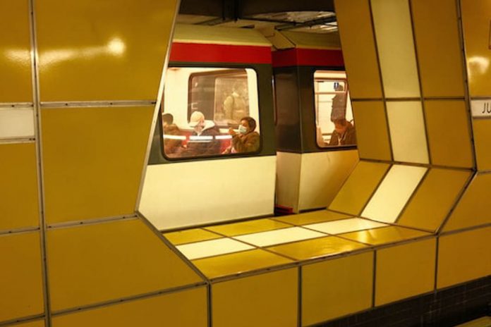 Corona in Hamburg: Menschen sitzen mit Maske in der U-Bahn