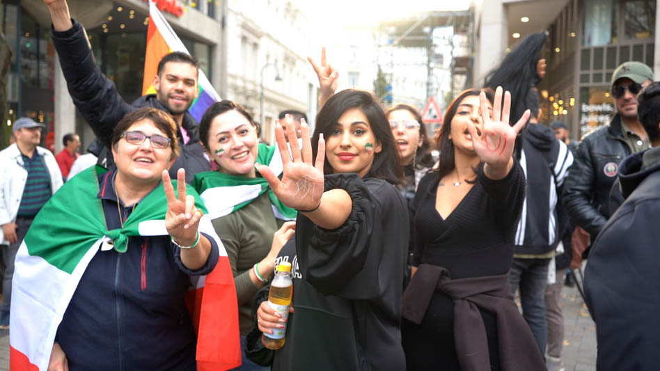Frauen, Leben, Freiheit: Demonstrantinnen in Hamburg solidarisieren sich mit Protestierenden in Iran