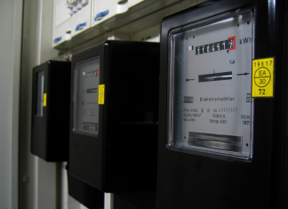 Hamburg Energie erhöht Preise für Strom und Gas Auf dem Bild sieht man drei Drehstromzähler nebeneinander.