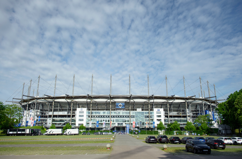 Das Volksparkstadion in einer Grünfläche.Foto: Gregor Fischer/dpa