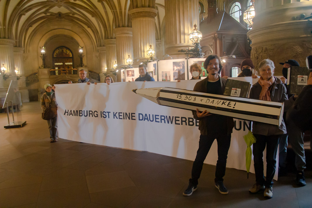 Hamburg Werbefrei übergibt dem Senat die Unterschriften zur Gesetzesinitiative zur Einschränkung von Werbung in Hamburg
