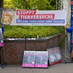 Die Tierischen Aktivisten Hamburg mit den Plakaten und Bannern von Ärzte gegen Tierversuche bei einer Aktion vor dem UKE. Foto: Laura Grübler