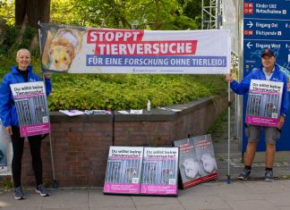 Tierversuche: unnötig oder unabdingbar? Die Tierischen Aktivisten Hamburg mit den Plakaten und Bannern von Ärzte gegen Tierversuche bei einer Aktion vor dem UKE. Foto: Laura Grübler