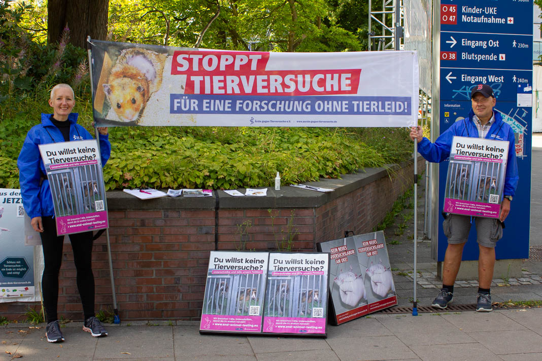 Die zwei Aktivisten Tina und Rene mit den Plakaten und Bannern von Ärzte gegen Tierversuche bei einer Aktion vor dem UKE.