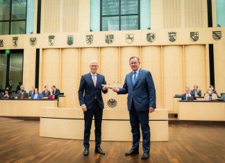 Neuer Präsident des Bundesrates ist Peter Tschentscher Neuer Präsident des Bundesrates: Bodo Ramelow (Linke) übergibt Peter Tschentscher (SPD) den Staffelstab. Foto: Senatskanzlei Hamburg