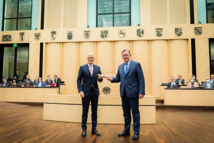 Neuer Präsident des Bundesrates: Bodo Ramelow (Linke) übergibt Peter Tschentscher (SPD) den Staffelstab. Foto: Senatskanzlei Hamburg