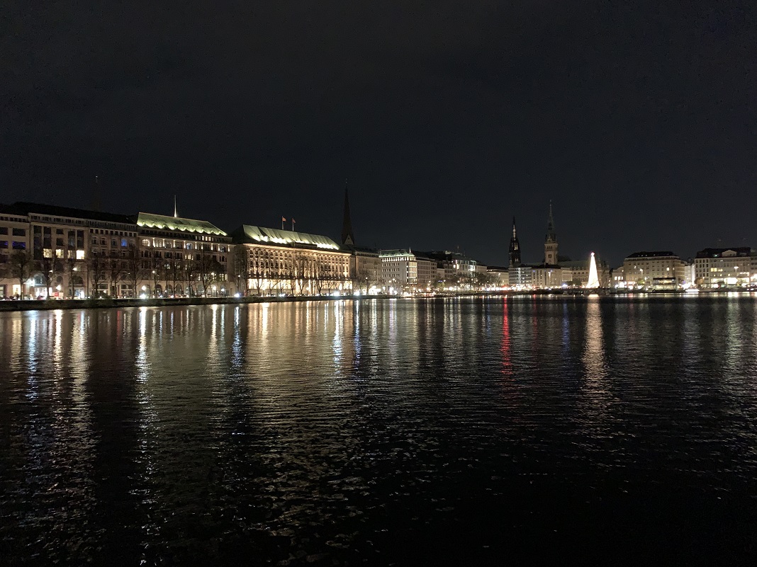 Gebäude am Wasser nachts beleuchtet