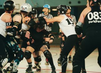 Roller Derby – Feminismus auf Rollschuhen Roller Derby Spieler*innen beim Spiel.