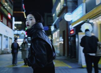 „Ohne Rückkehr“: Pokerface auf Identitätssuche Ohne Rückkehr: Protagonistin Freddie dreht sich in beleuchteter Einkaufsstraße um und trägt eine schwarze Lederjacke