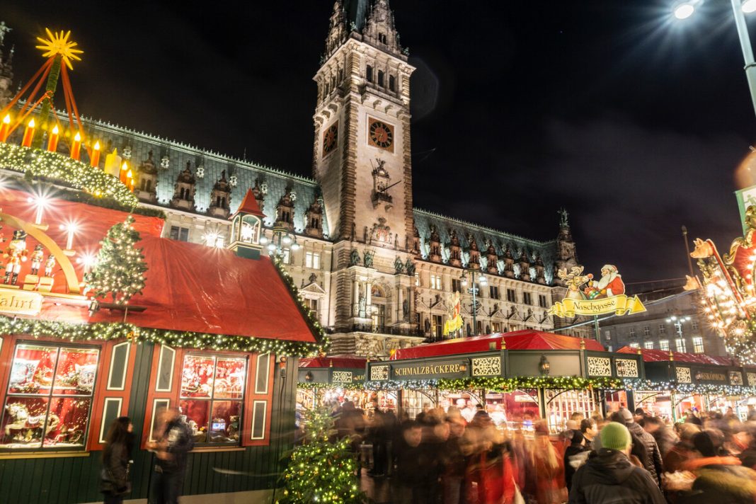 Weihnachtsmärkte in Hamburg: der Roncalli Weihnachtsmarkt am Rathaus.