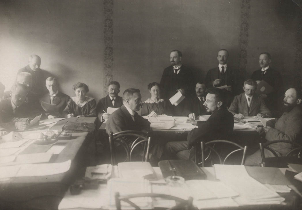 Sitzung-der-Exekutive-des-Arbeiterrats-Gross-Hamburg-Foto-Alexander-Jaap-1919-Hamburger-Staatsarchiv.jpg