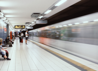 Sperrung der U1 in Hamburg am Wochenende Sperrung der U1 Hamburg: Auf dem Bild sieht man eine U-Bahn, die in die Haltestelle einfährt. Am Bahnsteig warten ein paar Menschen.