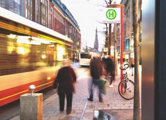 Sozialrabatt auch für 49-Euro-Ticket Auf dem Bild sieht man die Bushaltestelle Hbf.Mönckebergstraße. Ein Bus fährt gerade ein und mehrere Menschen gehen auf den Bus zu. Der Sozialrabatt soll auch für das 49-Euro-Ticket gelten. Foto: Melanie Bär