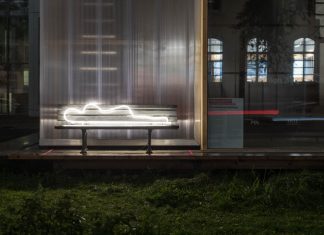 Umstrittene Betten: Ein Überblick zum Winternotprogramm Winternotprogramm Hamburg: Leuchtende Silouette einer obdachlosen Person. Foto: Jakob Bahret