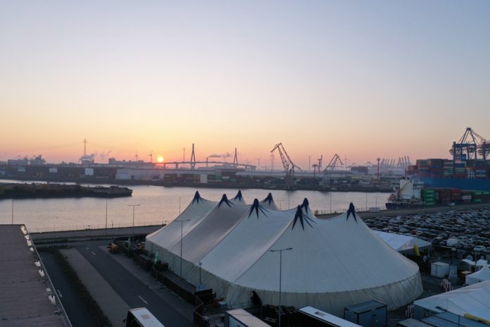 Die Zeltphilharmonie am Hamburger Hafen