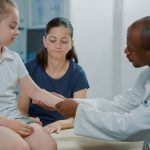 Notstand bei Hamburger Kinderärzten: Das sagt die KVHH Ein Arzt untersucht ein Kind. Notstand bei Hamburger Kinderärzten. Foto: DCStudio/Freepik