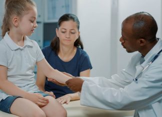 Notstand bei Hamburger Kinderärzten: Das sagt die KVHH Ein Arzt untersucht ein Kind. Notstand bei Hamburger Kinderärzten. Foto: DCStudio/Freepik