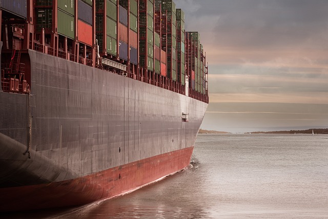 Ein Containerschiff im Sonnenaufgang. Deutsche Reedereien sind fast voll ausgelastet.
