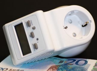 Hohe Energiekosten: Härtefallfonds ab Dezember Energiekrise - Härtefallfonds soll ab Dezember Abhilfe schaffen: Thermostat liegt auf Geldbündel