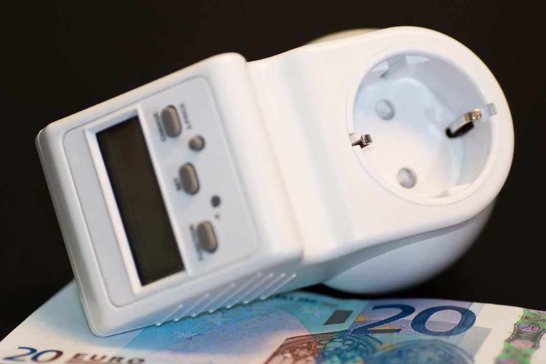 Energiekrise - Härtefallfonds soll ab Dezember Abhilfe schaffen: Thermostat liegt auf Geldbündel