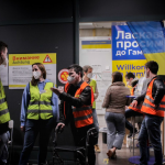 Die Sozialbehörde Hamburg meldet 40.000 ukrainische Menschen in Hamburg. Der Infopoint vom ASB war die Erstanlaufstelle am Hamburger Hauptbahnhof für ukrainische Geflüchtete. Foto: Francine Sucgang