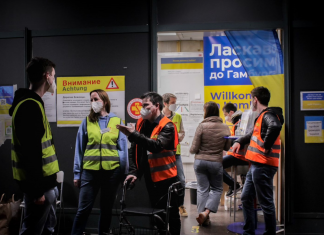 Sozialbehörde Hamburg registriert 40.000 ukrainische Menschen Der Infopoint vom ASB war die Erstanlaufstelle am Hamburger Hauptbahnhof für ukrainische Geflüchtete. Foto: Francine Sucgang