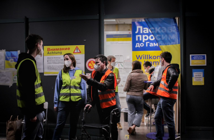 Der Infopoint vom ASB war die Erstanlaufstelle am Hamburger Hauptbahnhof für ukrainische Geflüchtete. Foto: Francine Sucgang