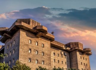 Der Bunker auf St. Pauli wird grün Der Bunker wird von der Abendsonne angestrahlt. Der Himmel ist wolkig.