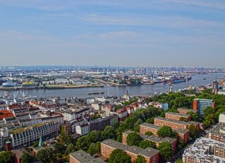 Über 12.000 Hamburger erhielten 2021 Mietzuschüsse Hamburg von oben. Man sieht viele Wohnhäuser und den Hafen. Thema: Wohngeld.