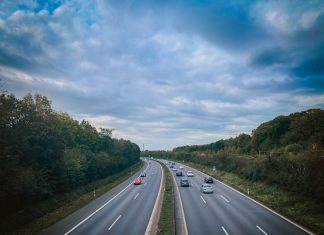 A7 diese Woche voll gesperrt A7 Vollsperrung (Symbolbild). Foto: Unsplash/Jennifer Latuperisa AndresenAuf dem Foto sieht man eine Autobahn mit fünf Spuren. Rechts fahren Autos auf drei Spuren, auf der linken Seite fahren nur zwei Autos auf zwei Spuren.