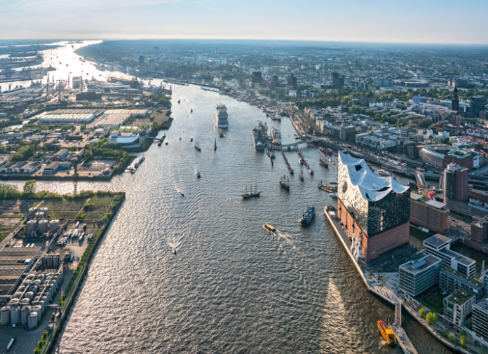Der Hamburger Hafen empfängt jedes Jahr mehrere Kreuzfahrtschiffe. Foto: Mediaserver Hamburg / Andreas Vallbracht
