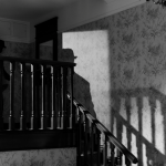 15. Hamburger Krimifestival startet auf Kampnagel Im Treppengeländer steht ein dunkler Schatten