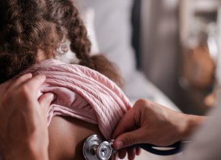 Brandbrief Hamburger Kinderärzte Auf dem Bild sieht man ein Kleinkind. Der Rücken des Kindes wird mit einem Stethoskop abgehört. Foto: Pexels/Cottonbro Studio