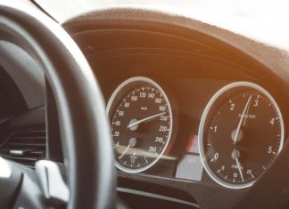 Streit um Tempo 60 auf Hamburgs Straßen Tempo 60 Hamburg. Auf dem Bild sieht man die Geschwindigkeitsanzeige eines Autos.