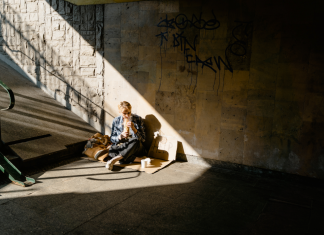 Obdachlos in Hamburg: Winternotprogramm ist gestartet Frau sitzt in dunklem Schacht und bettelt um Essen