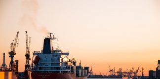 Container Schiff im Hamburger Hafen. In Moorburg stehen vielleicht bald LNG-Terminals. Foto: Martin Damboldt/pexels