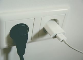 Vattenfall erhöht Strompreise um 25 Prozent Zwei Netzteile in Steckdosen. Die Strompreise steigen weiter.