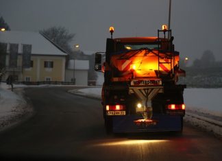 Winterdienst: 3.000 Straßen und Radwege gestreut Ein Einsatzfahrzeug des Winterdienstes unterwegs auf einer Straße. Auch die Stadtreinigung beginnt in Hamburg den Winterdienst.