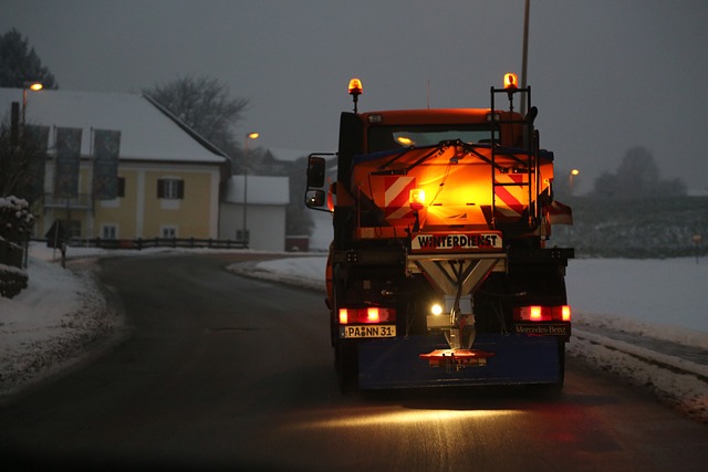 Ein Einsatzfahrzeug des Winterdienstes unterwegs auf einer Straße. Auch die Stadtreinigung beginnt in Hamburg den Winterdienst.