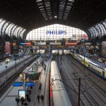 Das 49-Euro-Ticket kommt: Verkehrssenator Tjarks lobt Beschluss Das 49-Euro-Ticket kommt – Verkehrssenator Tjarks lobt den Beschluss / Bahnhof in Hamburg von oben