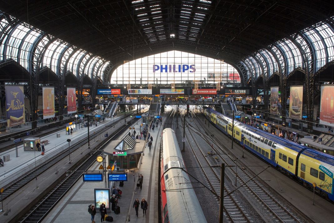 Das 49-Euro-Ticket kommt – Verkehrssenator Tjarks lobt den Beschluss / Bahnhof in Hamburg von oben