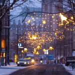 Glatteis in Hamburg: Die Hamburger Innenstadt leuchtet mit Weihnachtsschmuck. Die Straßen könnten heute glatt werden. Foto: Julia Solonina/Unsplash