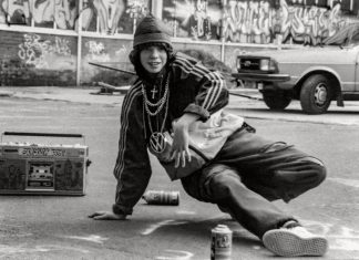 Mit Ghettoblaster und Gürtelschnallen durch Hamburgs Graffiti Geschichte Sprüher Jace am Breakdancen vor seinem Werk und einem Ghettoblaster. Hamburgs Graffiti Geschichte. Foto: Jennifer Kauka