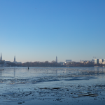 Die Wasseroberfläche der Alster zugefroren