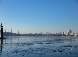 So wird das Wetter an den Feiertagen in Hamburg Alster mit Eisdecke vor blauem Himmel