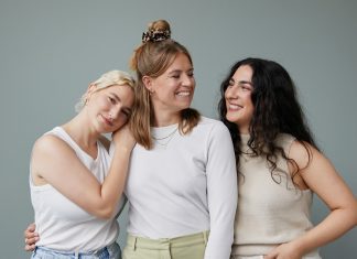 Digitale Trauer: Soziale Medien als Ventil Die Presenterinnen des Instagram-Kanals 21Gramm