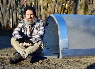 Zelte für Obdachlose in Hamburg Organisator der Initiative Max Bryan vor einem Zelt für Obdachlose