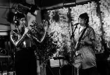 Aulyla sorgt für immersives Konzerterlebnis bei Mute Solo Aulyla bei Mute Solo im Tonlabor. Foto: Sarah Cüpper/Mirjam Bär. Auf dem Bild sieht man zwei Frauen,beide singen in ein Mikrofon, eine spielt außerdem noch Bass.