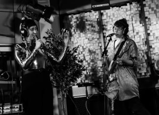 Aulyla sorgt für immersives Konzerterlebnis bei Mute Solo Aulyla bei Mute Solo im Tonlabor. Foto: Sarah Cüpper/Mirjam Bär. Auf dem Bild sieht man zwei Frauen,beide singen in ein Mikrofon, eine spielt außerdem noch Bass.